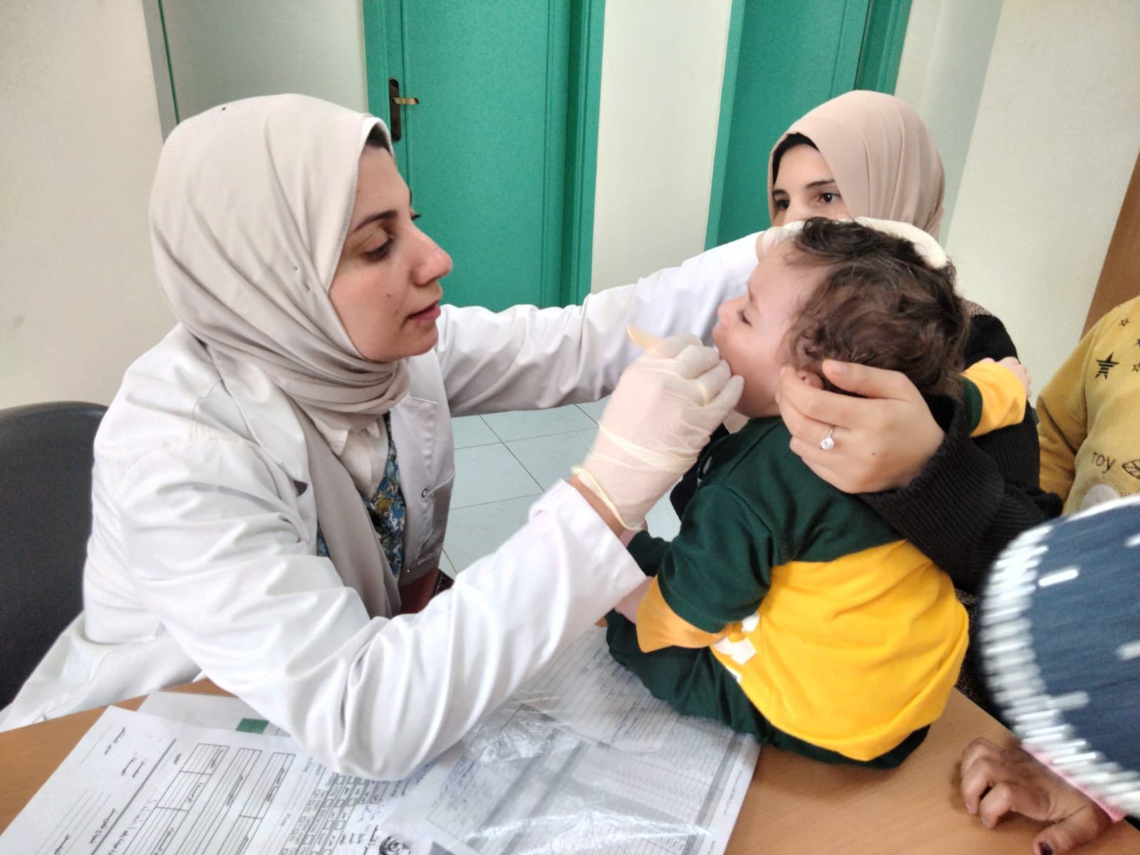 اجراء الكشف الطبي على طفلة اجراء الكشف الطبي على طفلة