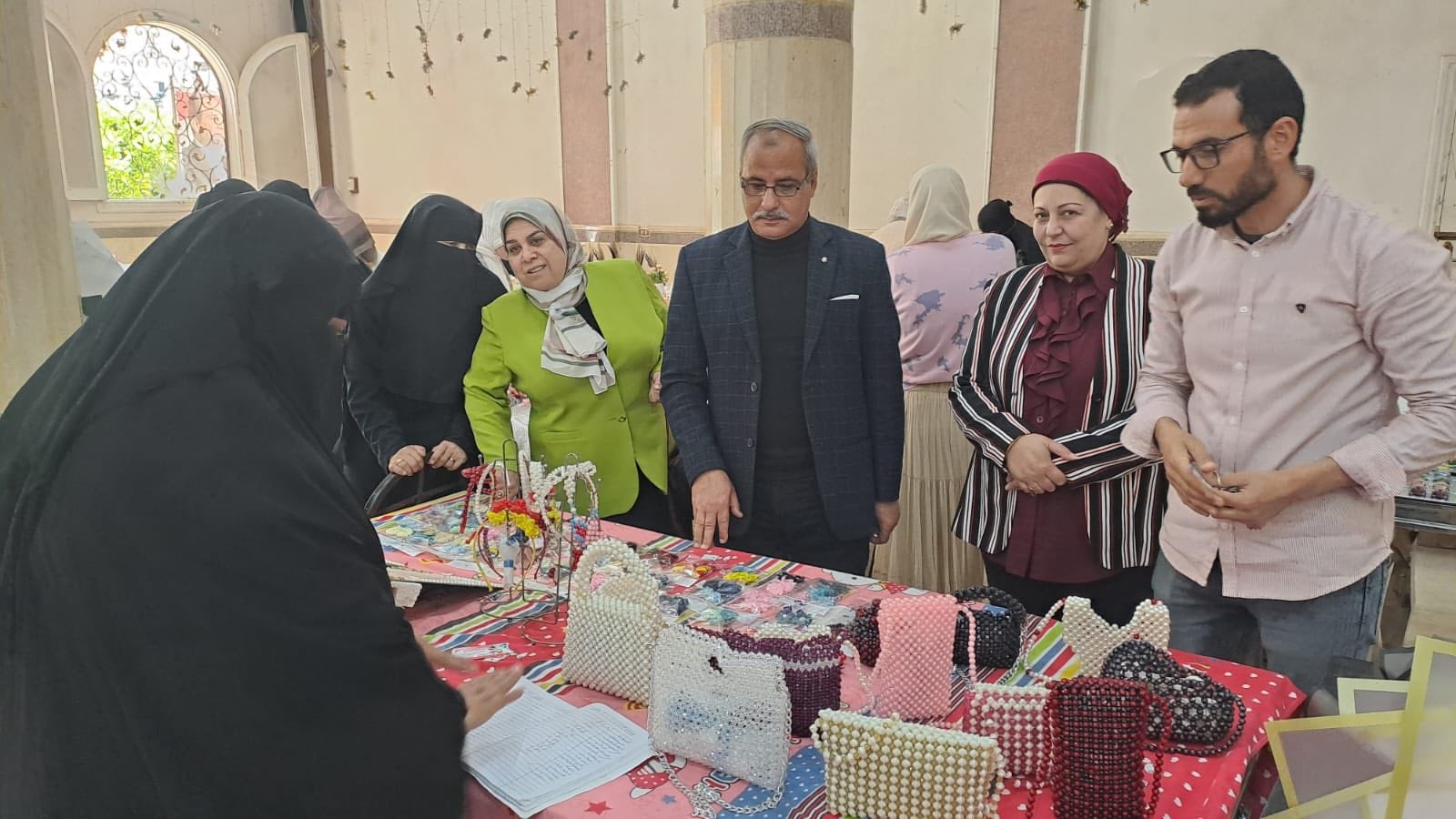 مشغولات يدوية بأحد المعارض