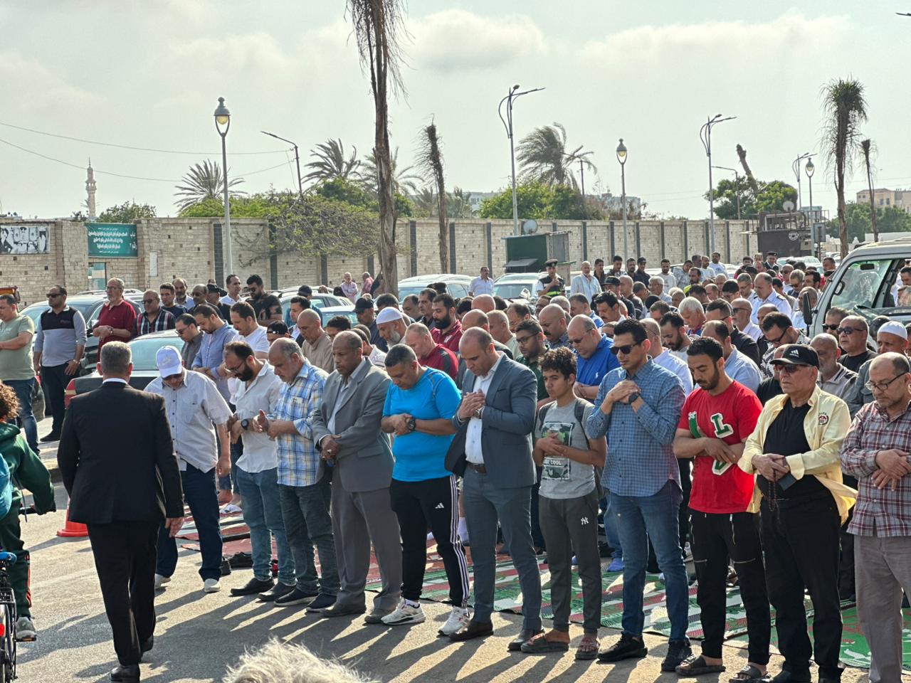 المصلون بالشوارع المصلون بالشوارع