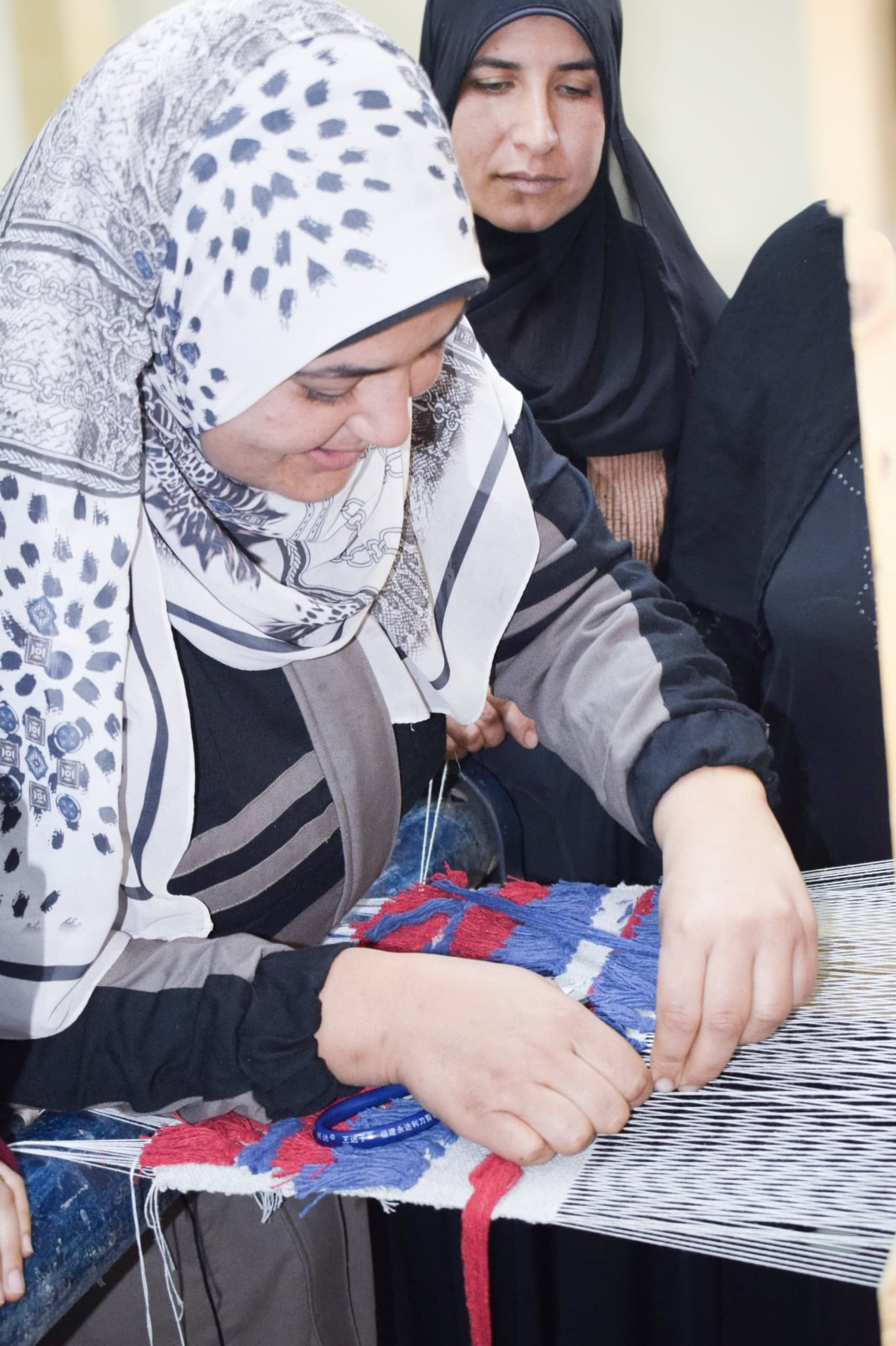 فرحة لتعليم السيدات مهنة  صناعة السجاد