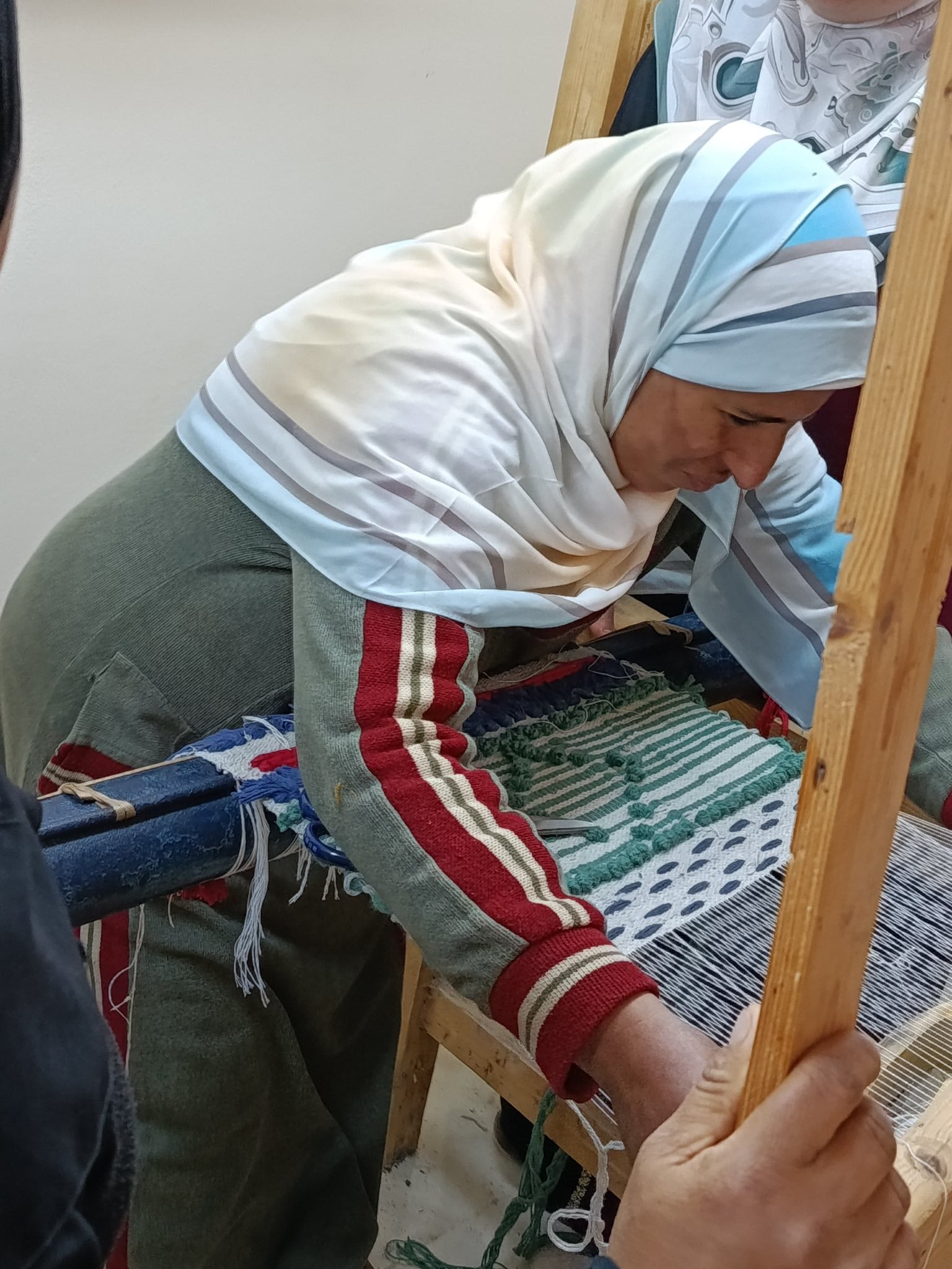 تدريب سيدة على صناعة السجاد