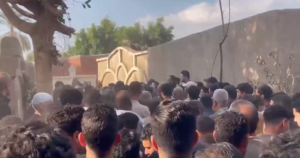 خلال تشييع الجثمان لمثواه الأخير خلال تشييع الجثمان لمثواه الأخير