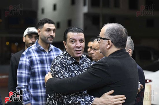 نقيب الموسيقيين مصطفي كامل يقدم واجب العزاء