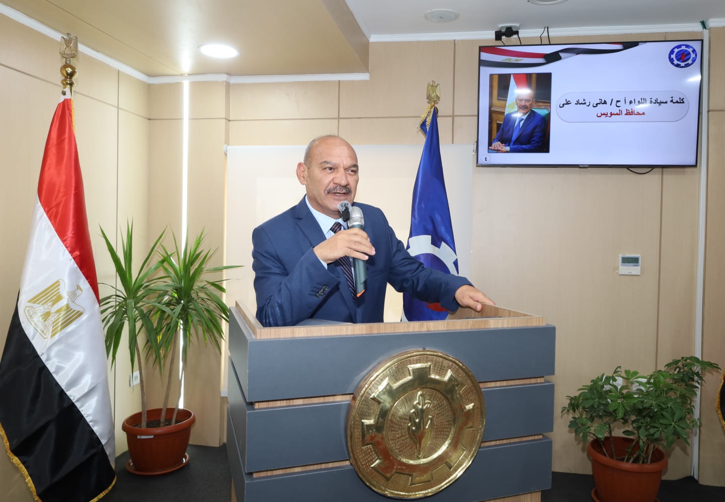محافظ السويس خلال حفل التكريم