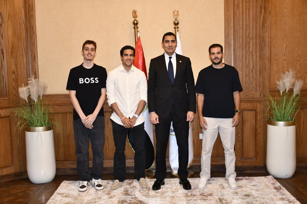 وزير الرياضة مع نجوم الإسكواش وزير الرياضة مع نجوم الإسكواش