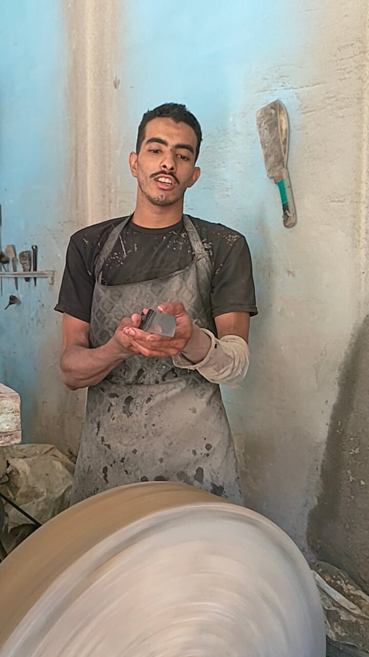 عامل السن داخل الورشة عامل السن داخل الورشة