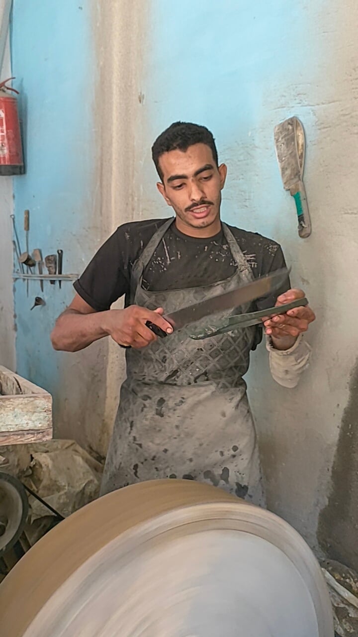 ازالة الشوائب من على السكين ازالة الشوائب من على السكين