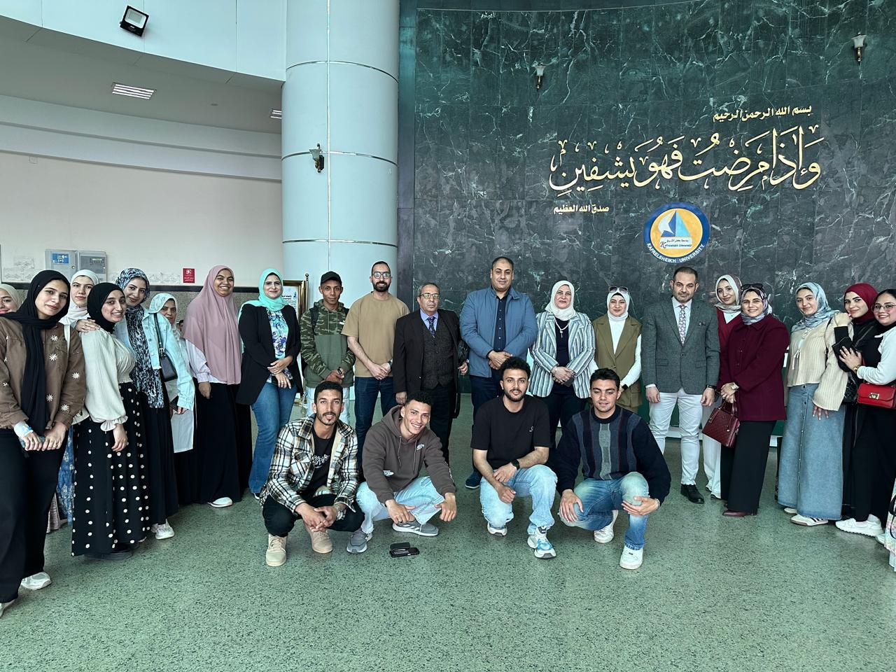 الطلاب المشاركون في المشروع  ومدير مستشفىة جامعة كفر الشيخ