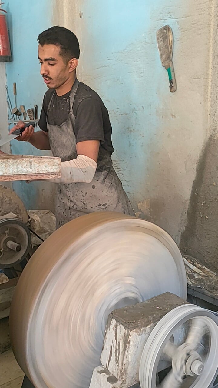 الحجر بعد ان يكن يعمل يدويا يعمل بالكهرباء الحجر بعد ان يكن يعمل يدويا يعمل بالكهرباء