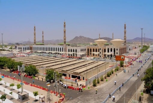 صلاة الحجاج في مسجد نمرة بعرفات (1)