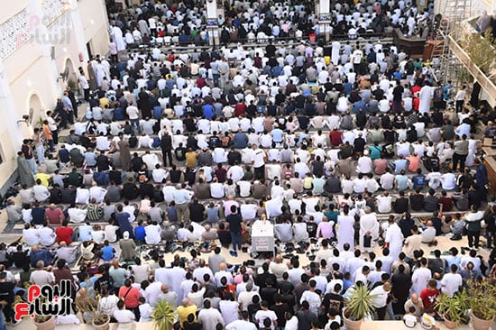 حضور كثيف وقلوب متحدة على الطاعة والدعاء