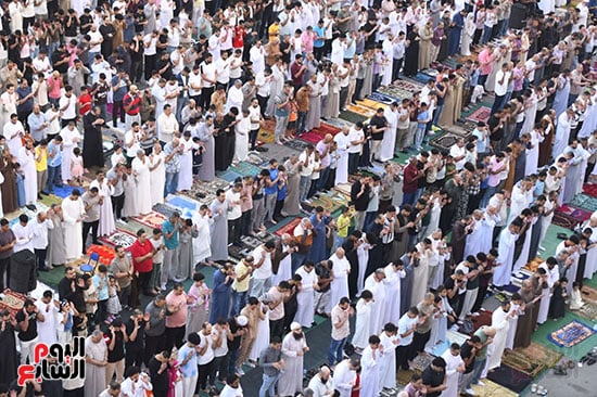 المصلون يملؤون المسجد في صباح عيد الاضحى