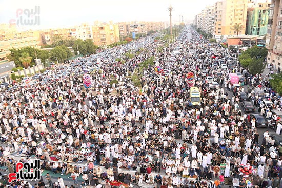 العيد فرحة تظهر في تجمع المصلين
