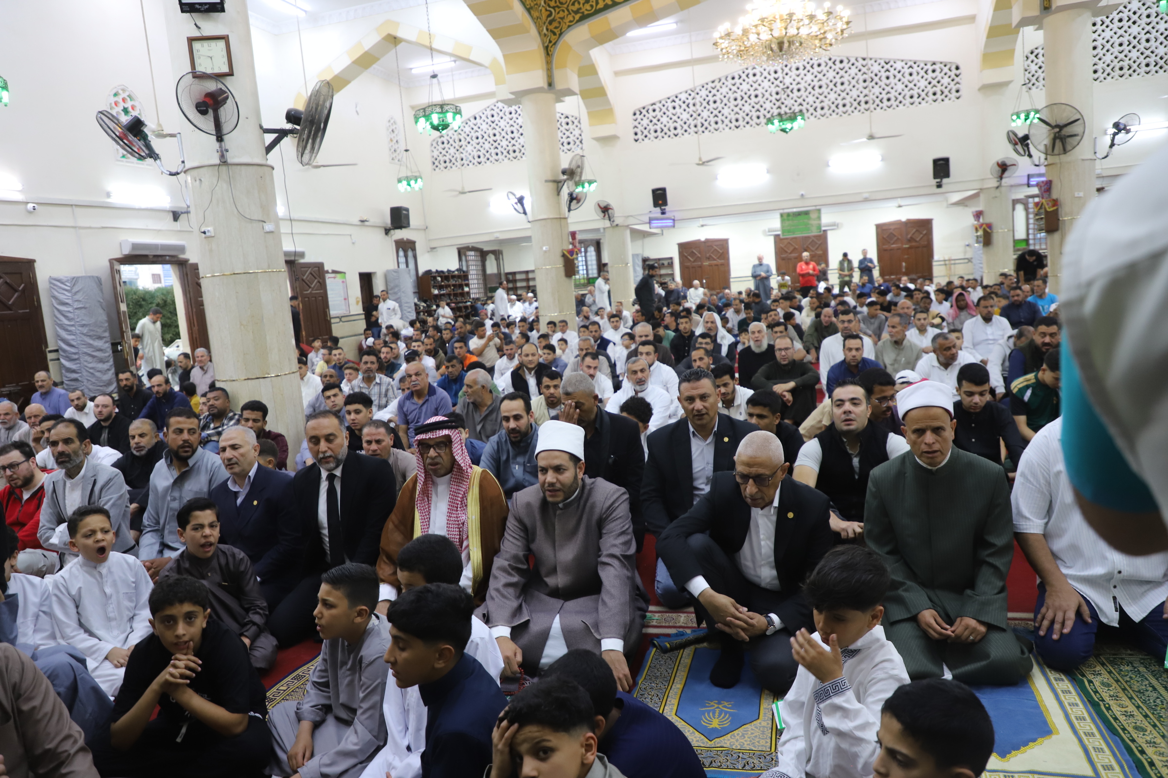 محافظ شمال سيناء بين المصلين