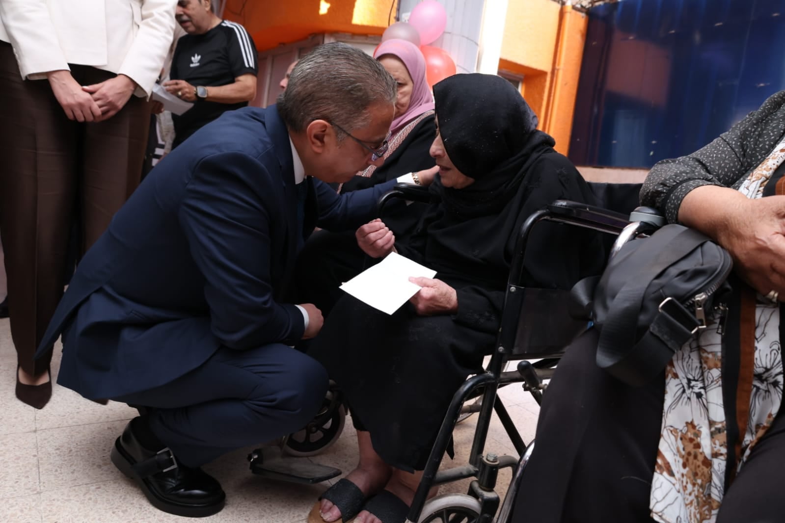 محافظ الجيزة يستمع لمسنة خلال زيارته فى أول أيام العيد محافظ الجيزة يستمع لمسنة خلال زيارته فى أول أيام العيد