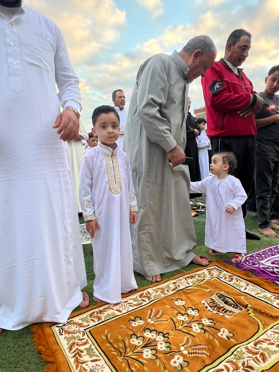 فرحة وتواجد للأطفال في ساحات الصلاة