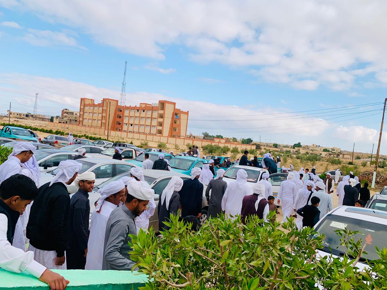 توافد أبناءً الطريقة العلاوية في العيد