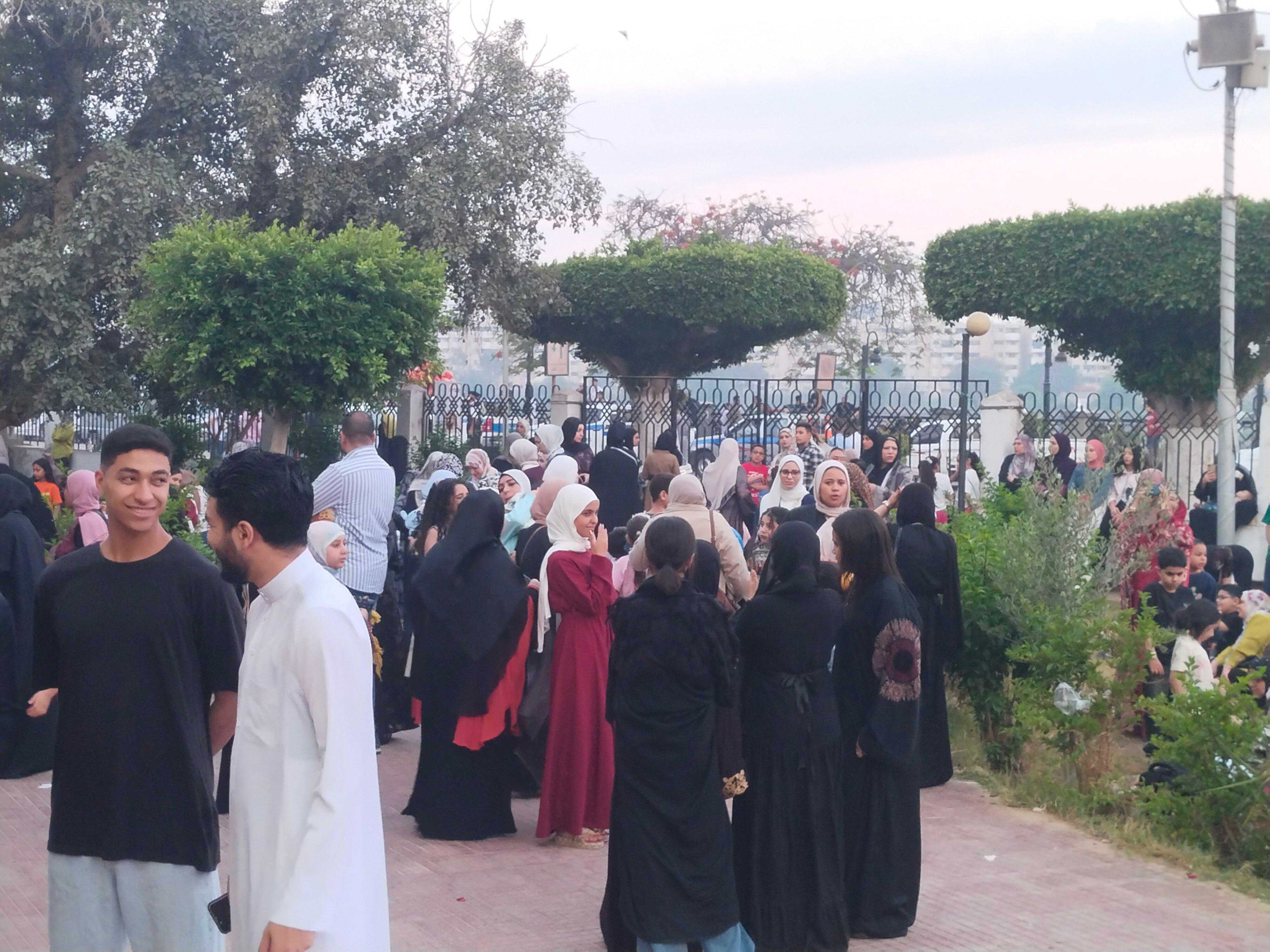 توافد المصلين والأسر لصلاة عيد الأضحى المبارك ببنها في القليوبية.