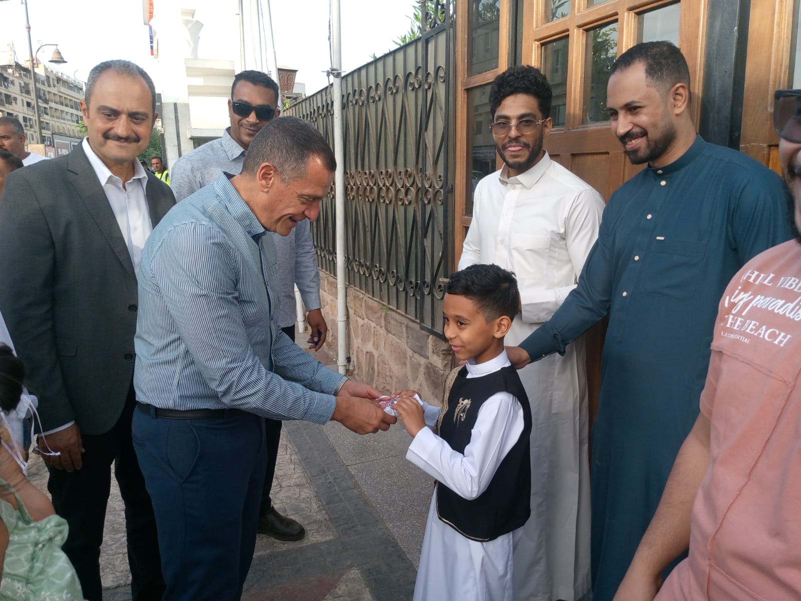 محافظ أسوان مع الأطفال