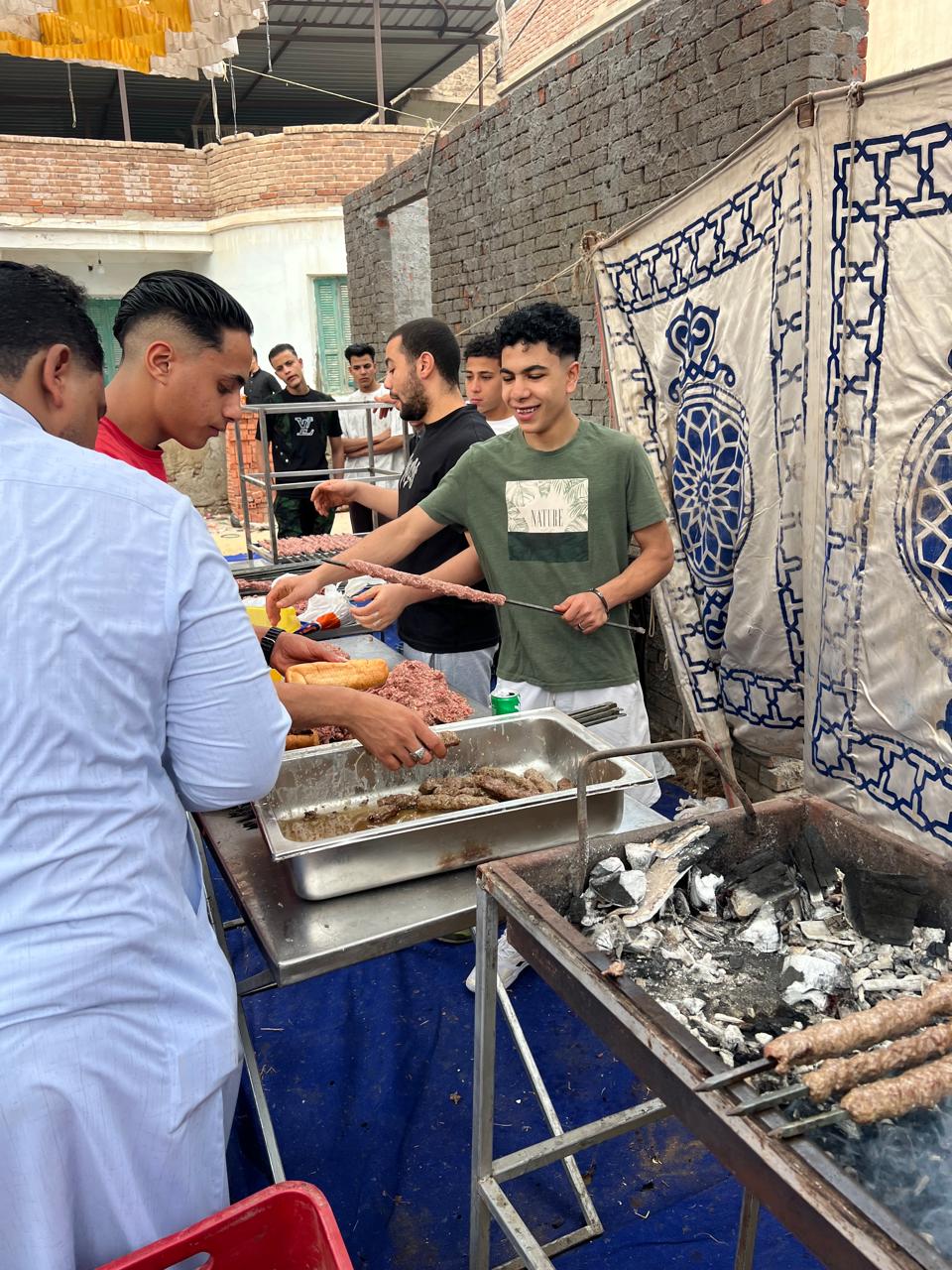 مشاركة الشباب في إفطار المصليين