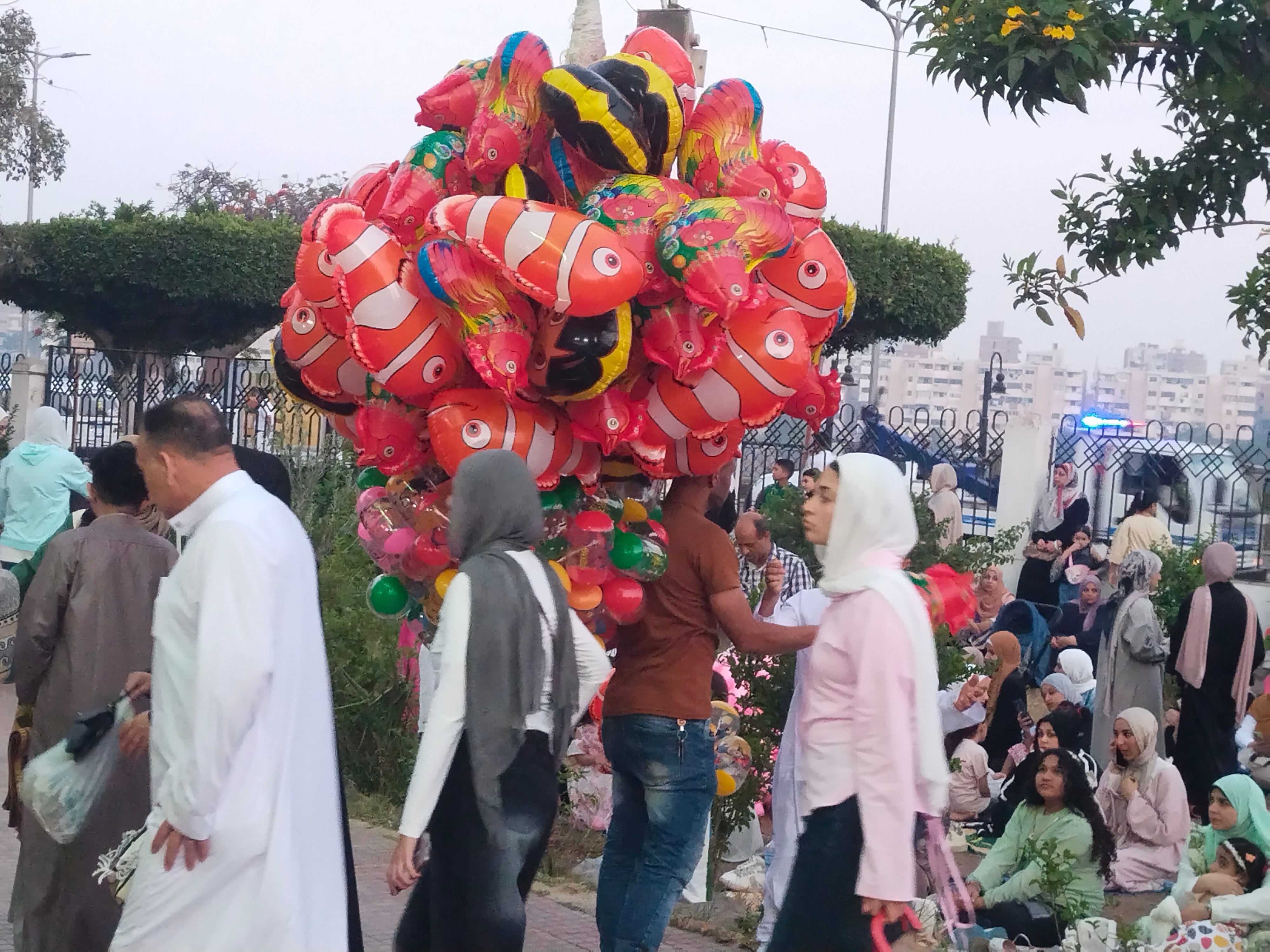 البلالين في ساحات صلاة العيد ببنها