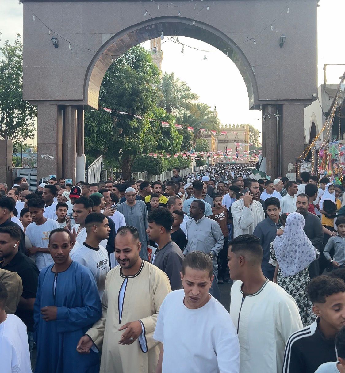 لحظة خروج آلاف المصلين من مسجد القنائي