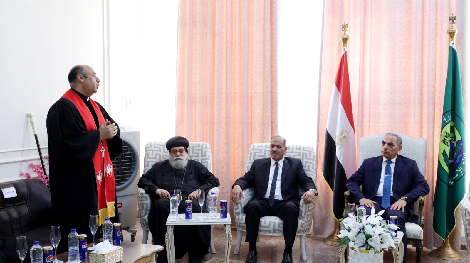 محافظ الإسماعيلية يستقبل المهنئين محافظ الإسماعيلية يستقبل المهنئين