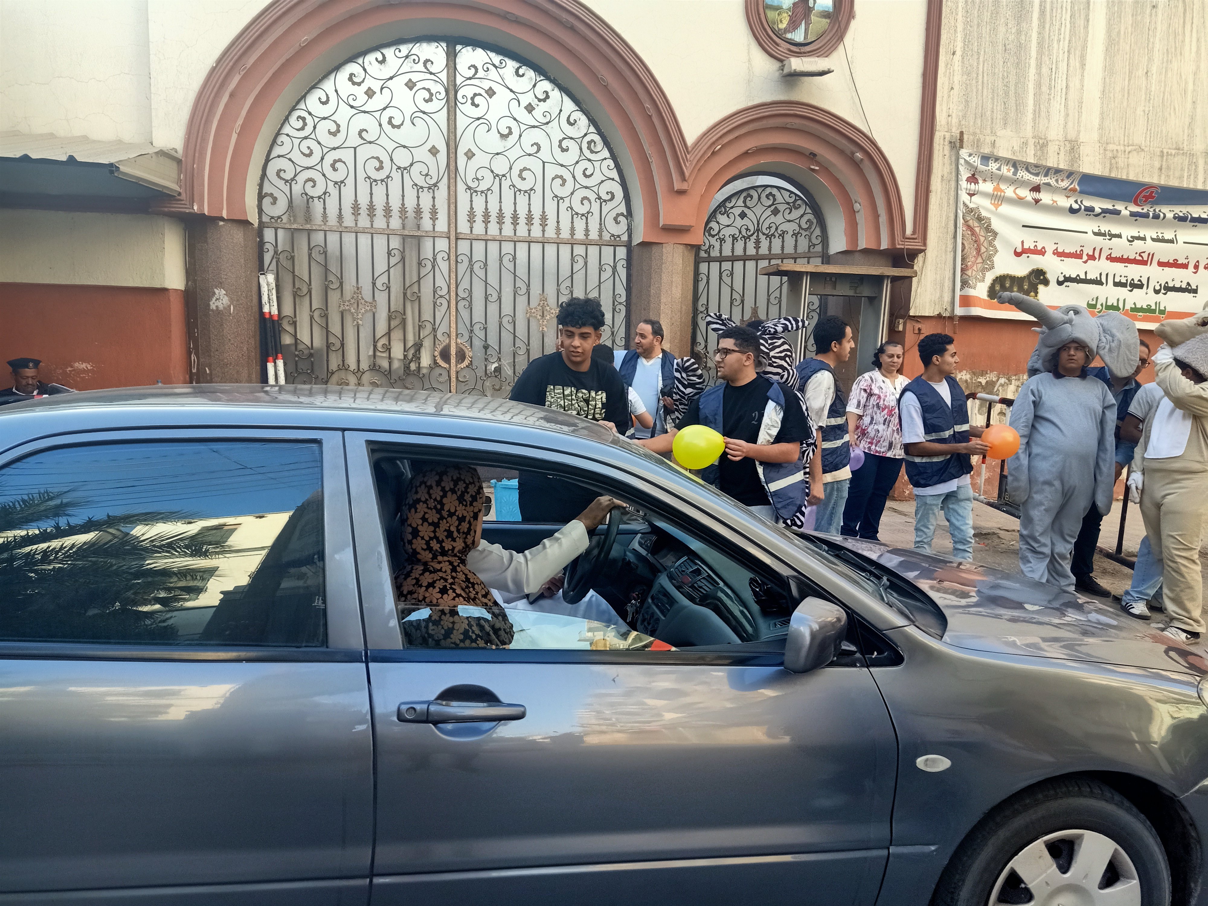 توزيع الهدايا على المسلمين توزيع الهدايا على المسلمين