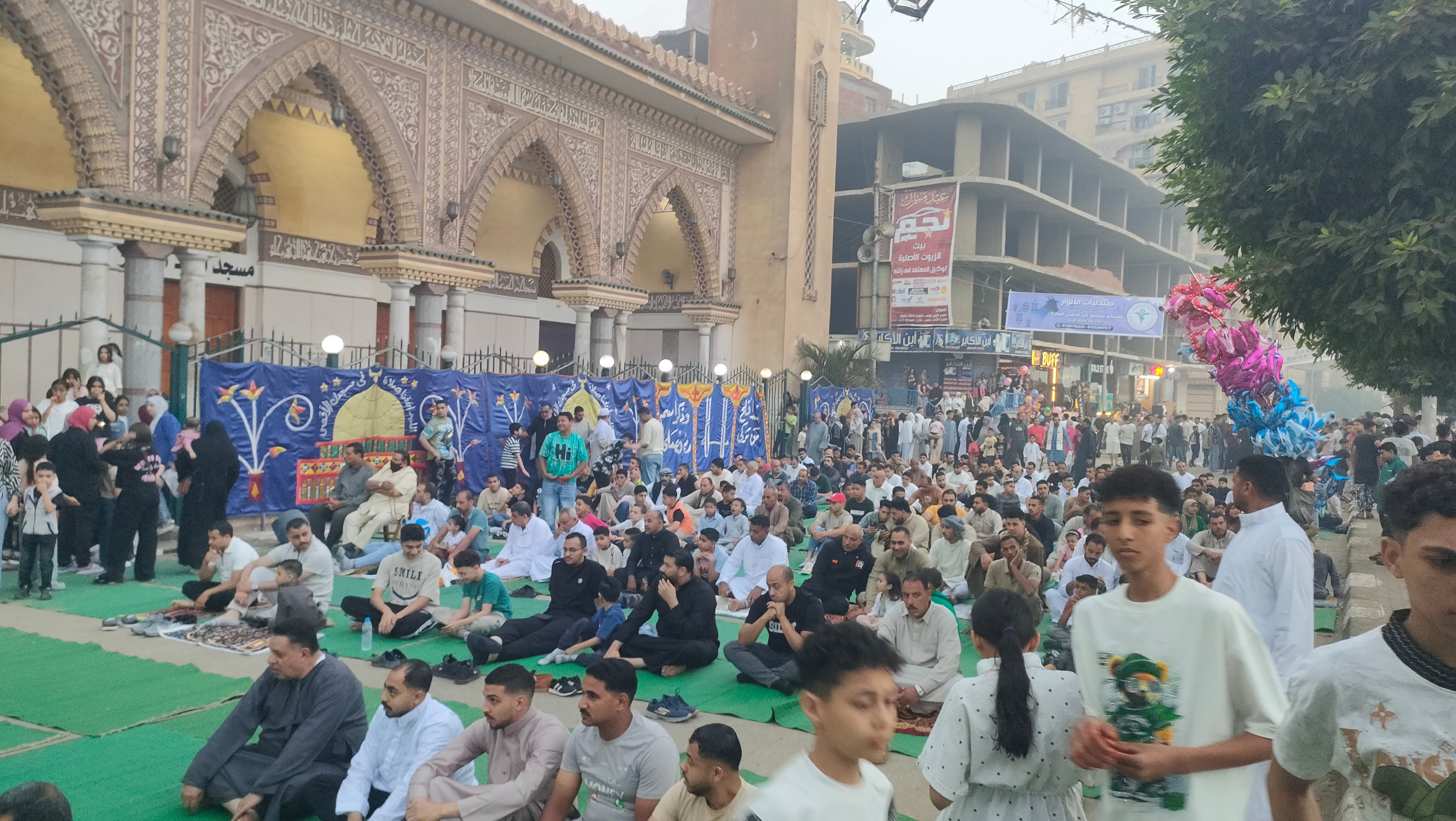 توافد الأهالي والمصلين في الغربية