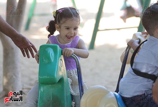 طفلة تلعب فى حديقة الأزهر فى أول أيام العيد