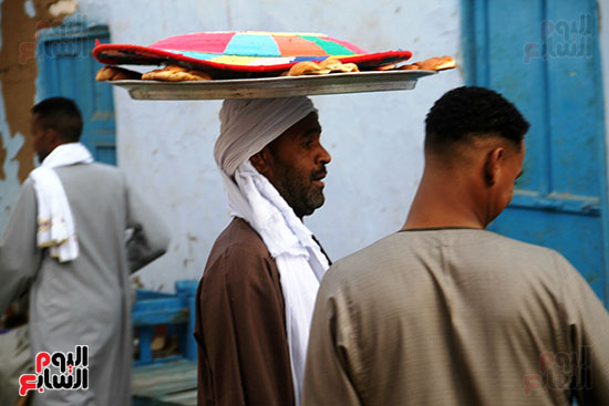 حمل-الصوانى-على-الرأس حمل-الصوانى-على-الرأس