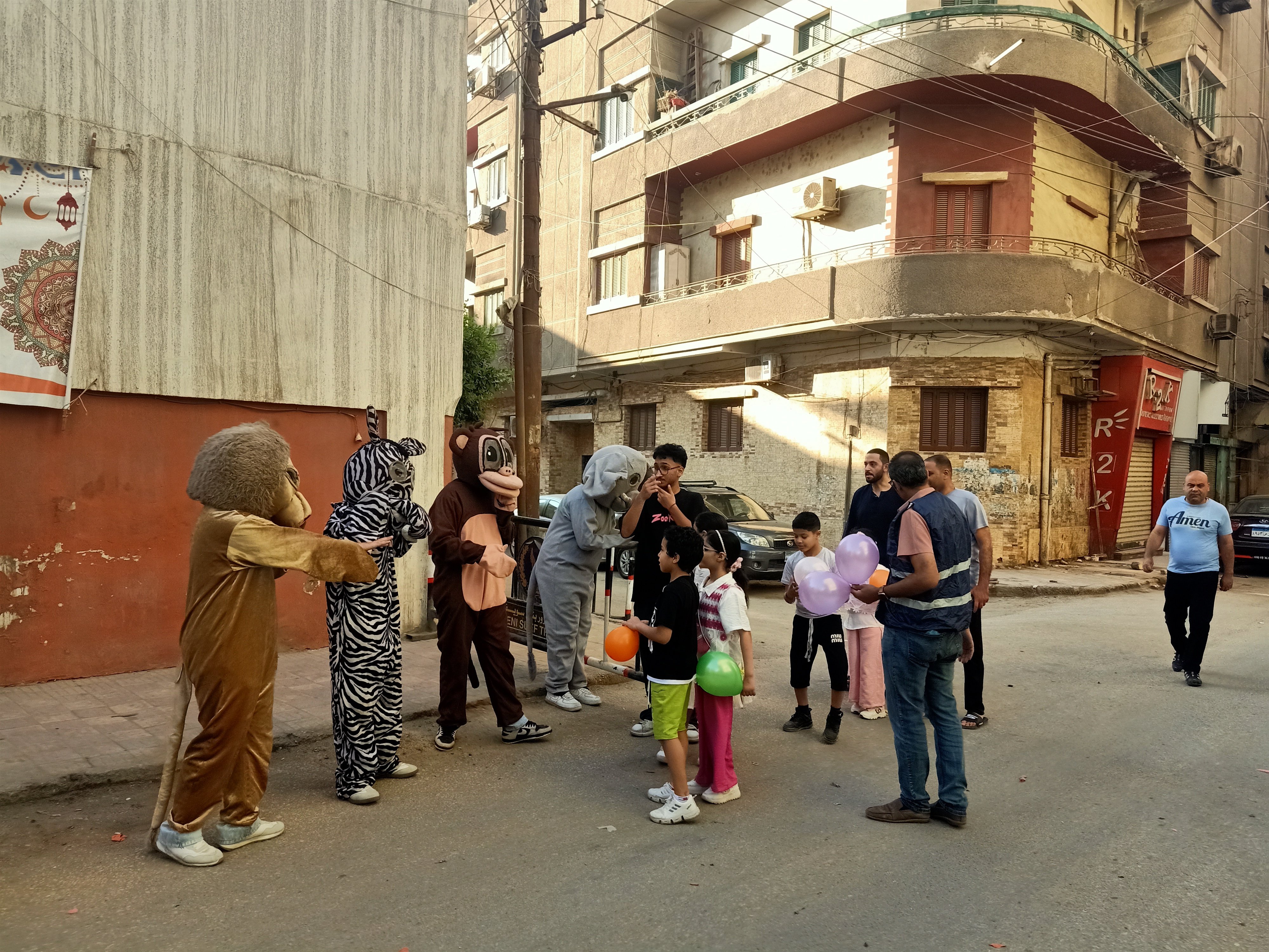 توزيع البالونات على الأطفال