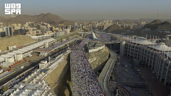 حجاج بيت الله الحرام يرمون جمرة العقبة يوم النحر حجاج بيت الله الحرام يرمون جمرة العقبة يوم النحر