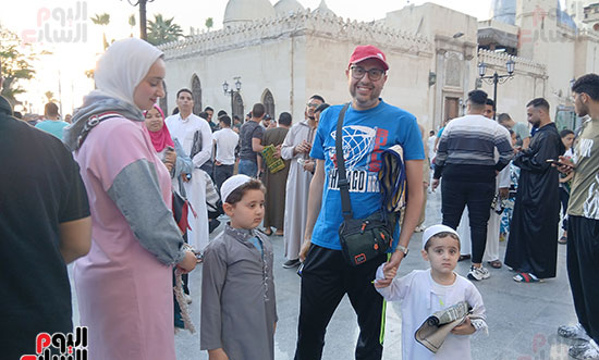 اسرة-تصطحب-أبنائها-في-صلاه-عيد-الاضحى-بالإسكندرية
