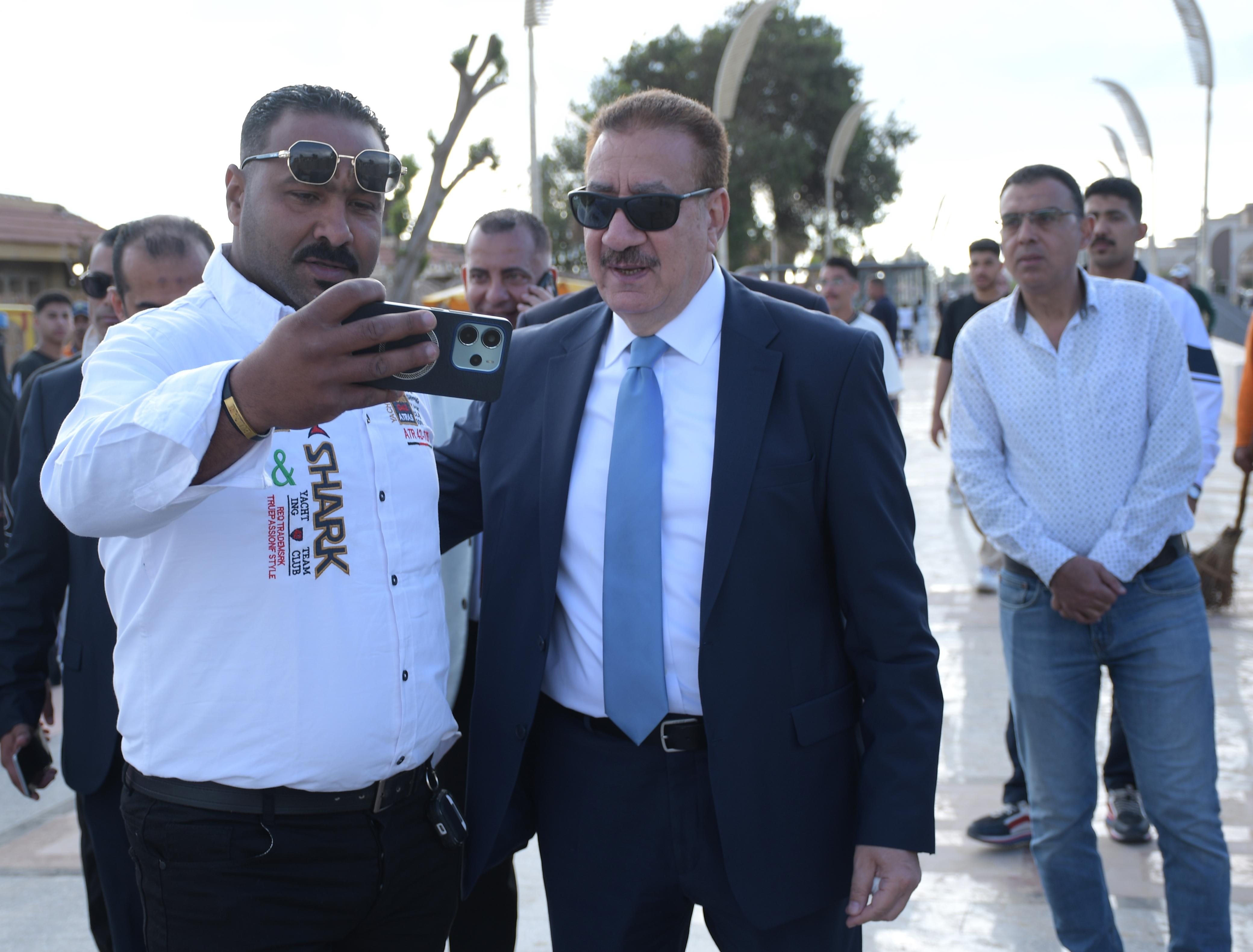 التقاط صورة مع المخافظ