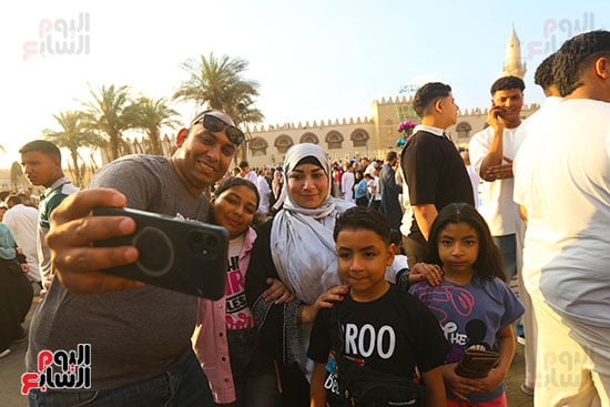 فرحه الاسرة بعد اداء صلاه العيد