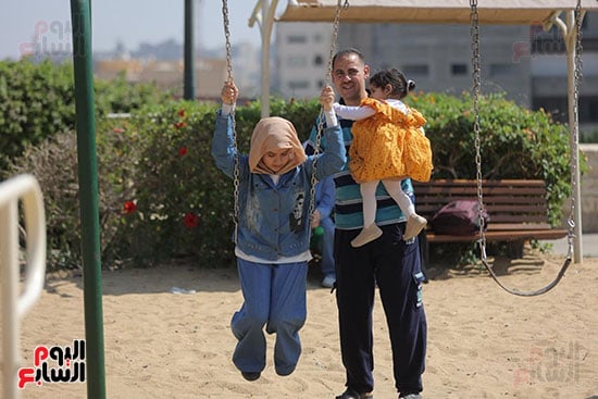الأب يشارك أطفاله فرحة العيد