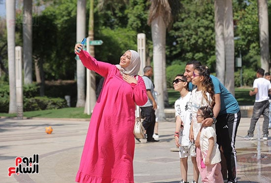 أسرة تلتقط الصور فى حديقة الأزهر