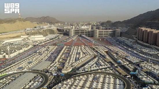 حجاج بيت الله الحرام يرمون جمرة العقبة حجاج بيت الله الحرام يرمون جمرة العقبة