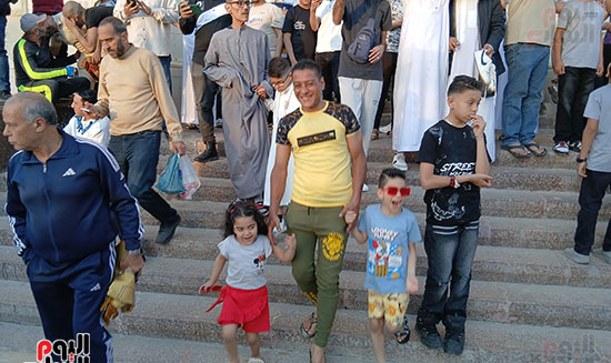 اب-يصطحب-ابنائه-في-صلاة-عيد-الأضحى-بالإسكندرية