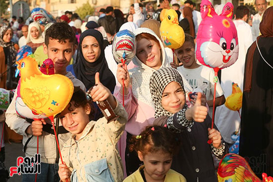 فرحة الاطفال بعد صلاه العيد