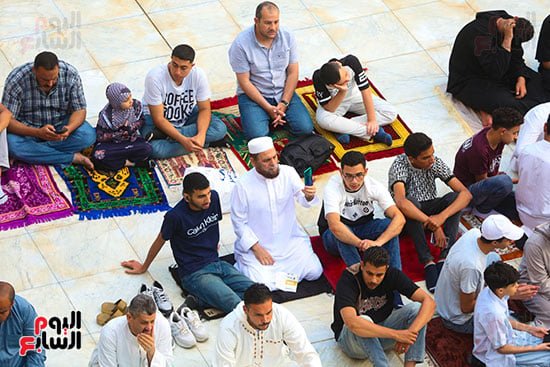 المصليين داخل المسجد قبل صلاه العيد