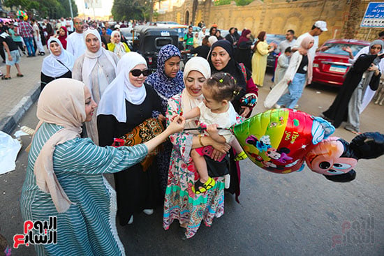 توزيع الحلاوي بعد صلاه العيد