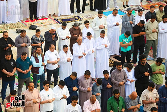المصليين دلخل المسجد