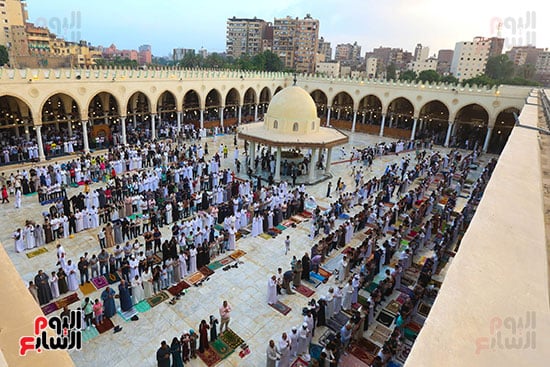 صحن مسجد عمرو بن العاص  خلال الصلاه