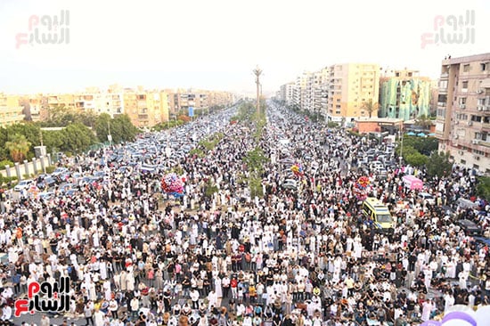 المصلون يتوافدون باعداد كبيرة لصلاة العيد