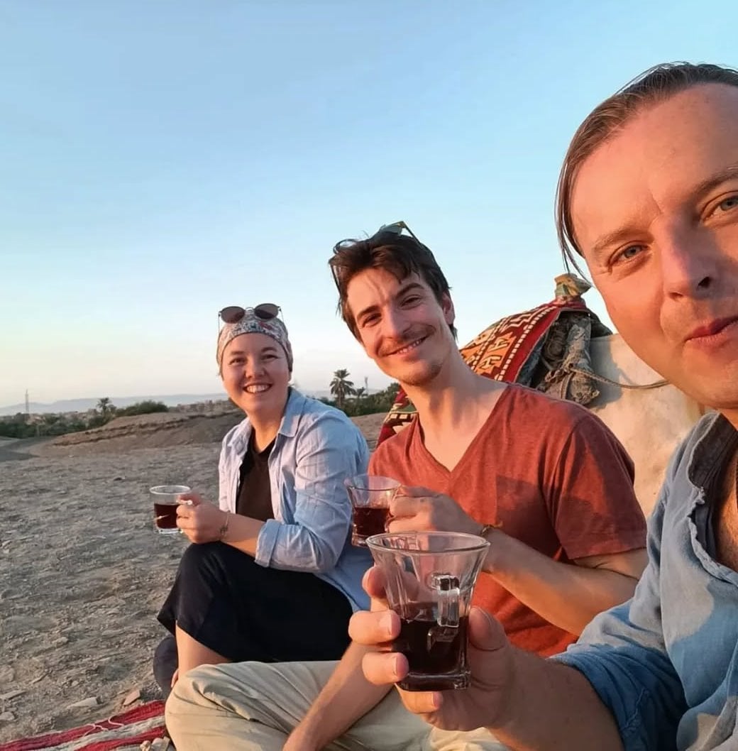 تناول كوب الشاى فى صحراء غرب الأقصر خلال السفارى