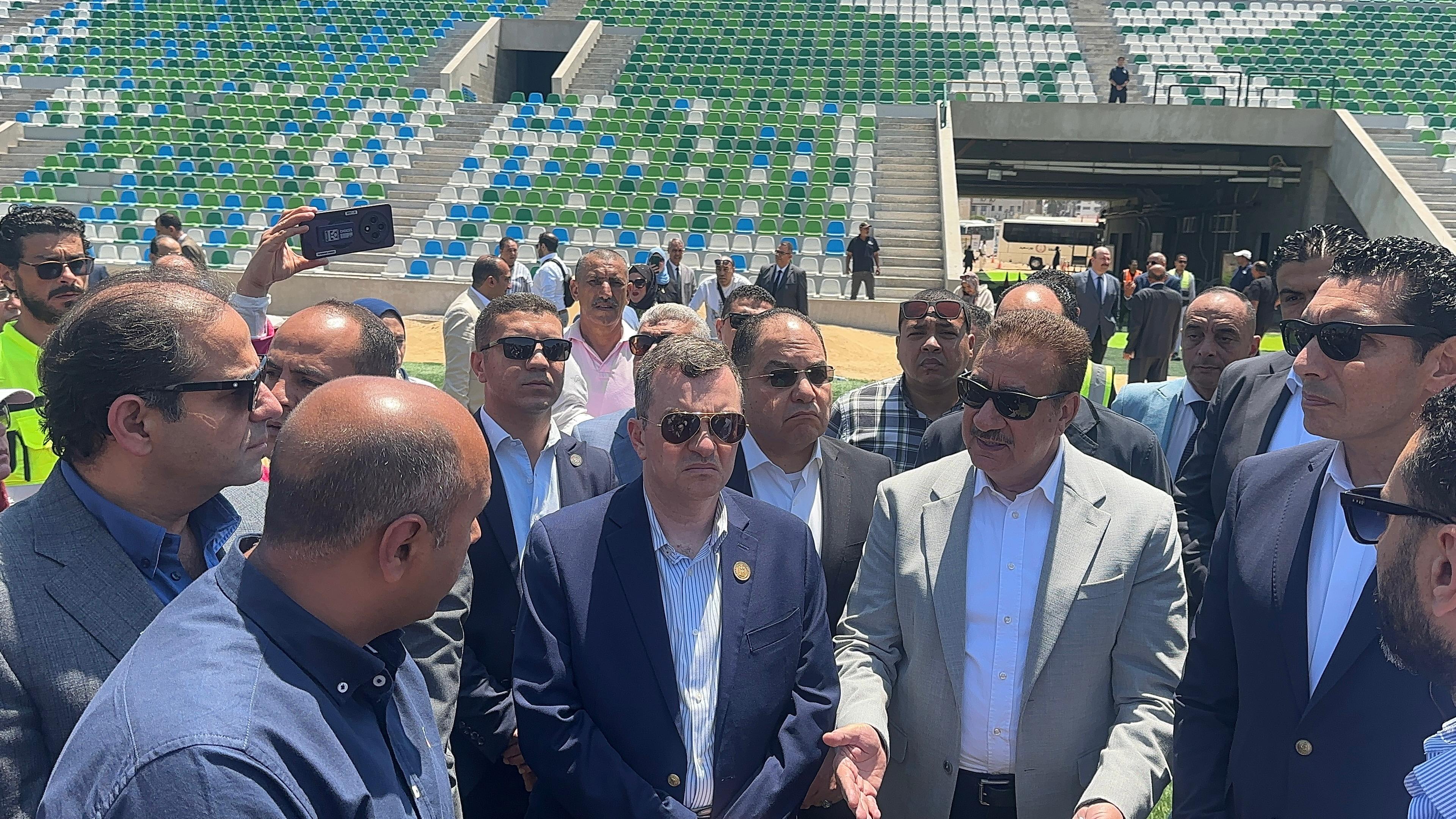 الوزراء والمحافظ خلال تفقد الاستاد الوزراء والمحافظ خلال تفقد الاستاد