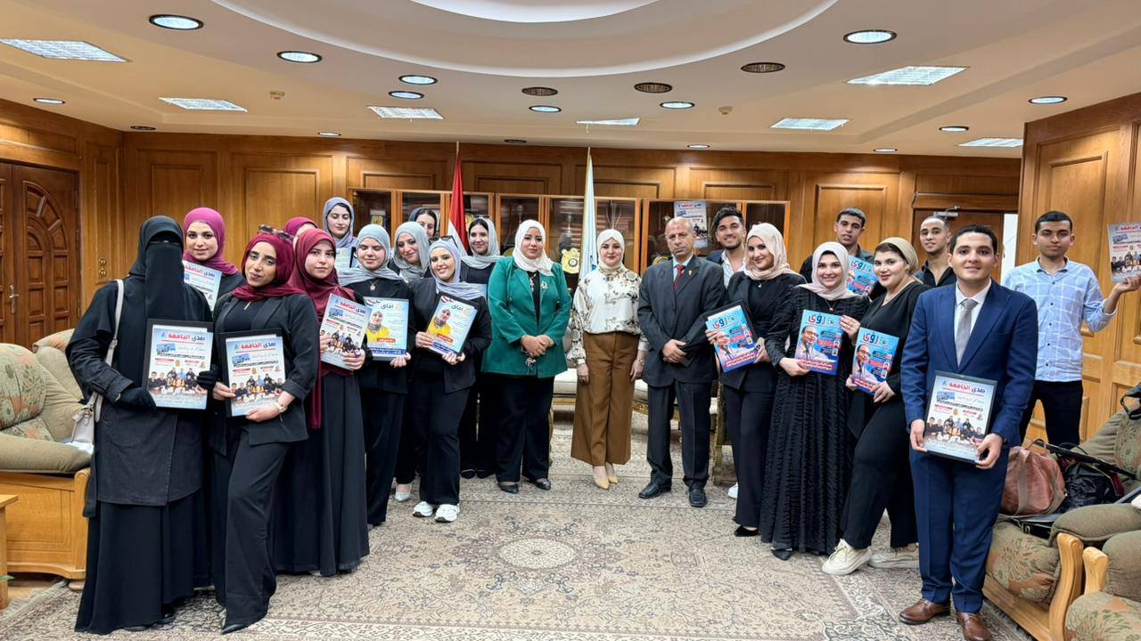 صورة جماعية للطلاب وعميدة الكلية صورة جماعية للطلاب وعميدة الكلية