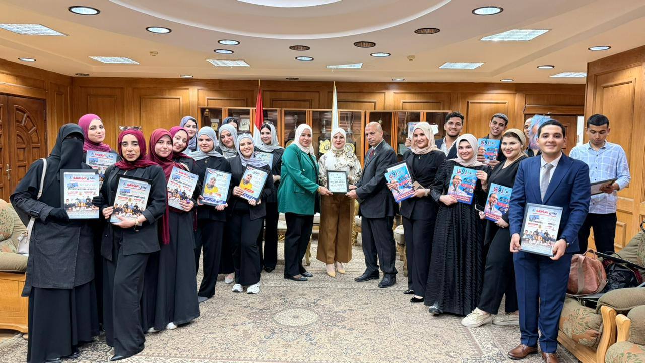 الطلاب وعميدة كلية الاداب وهيئة التدريس بقسم الاعلام الطلاب وعميدة كلية الاداب وهيئة التدريس بقسم الاعلام